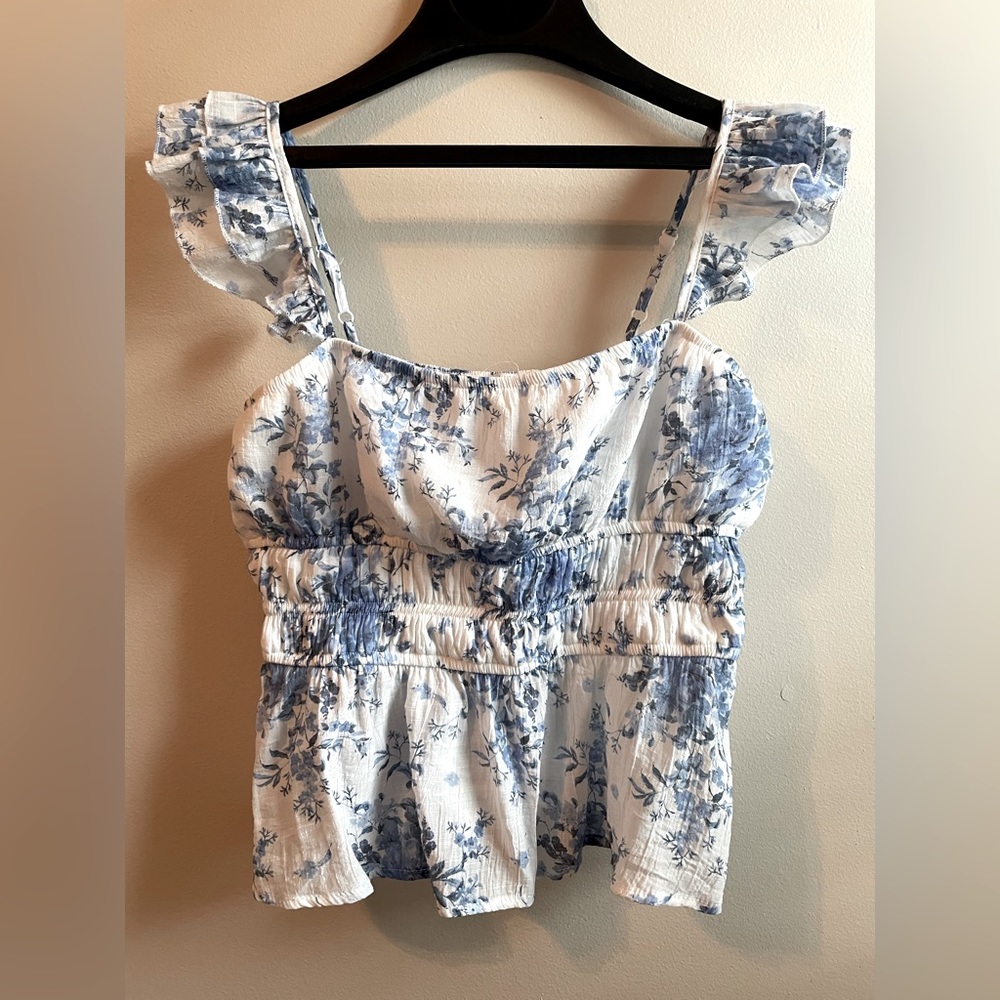 Francesca’s White/blue floral flutter sleeve blouse women’s M